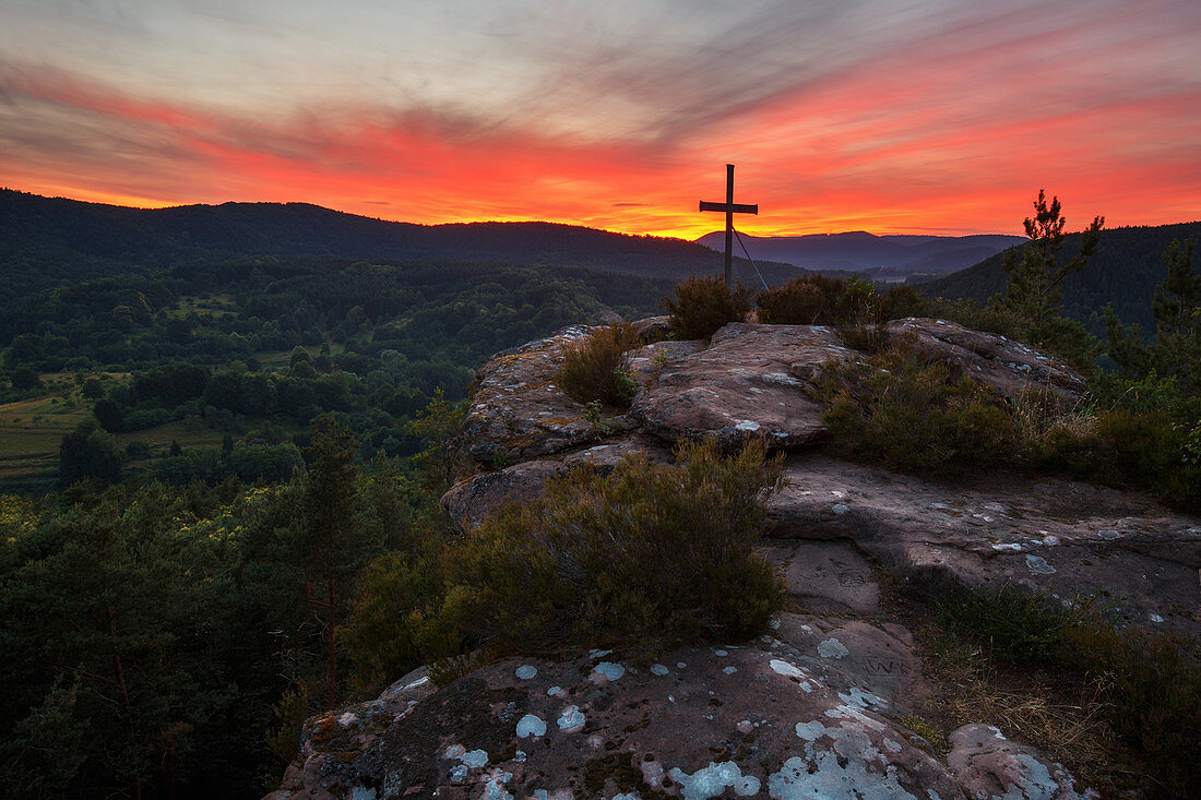 Tolle Wolken beim Sonnenuntergang auf dem Hockerstein, Pfälzer Wald, Rheinland-Pfalz, Deutschland