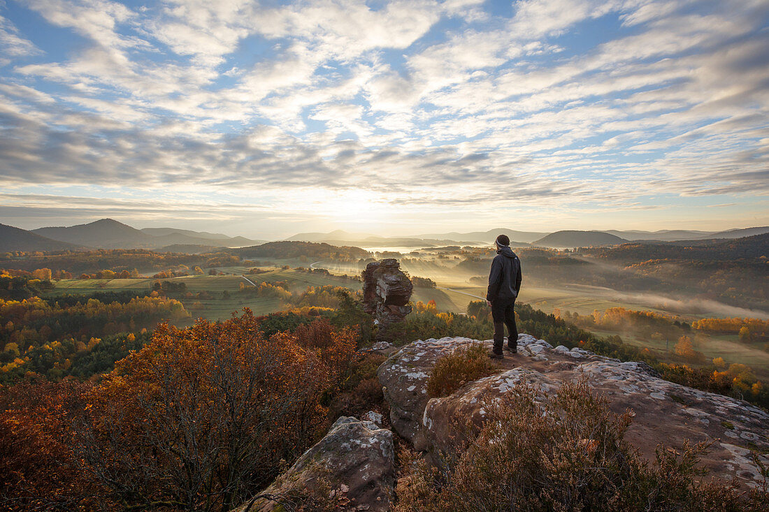 Ein Wanderer auf dem Geierstein bei Lug, Ausblick über den Pfälzerwald, Pfälzer Wald, Rheinland-Pfalz, Deutschland