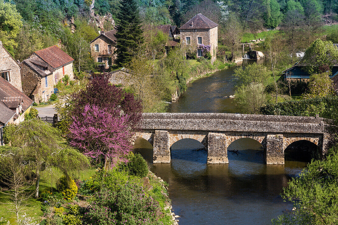 general shot of saint-ceneri-le-gerei, one of the most beautiful villages of france, alpes mancelles, normandie-maine regional nature park, orne (61), france