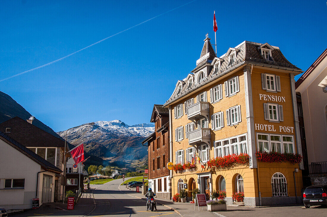 facade de l'hotel post au centre du village de realp, village au pied du col de la furka, realp, canton d'uri, suisse