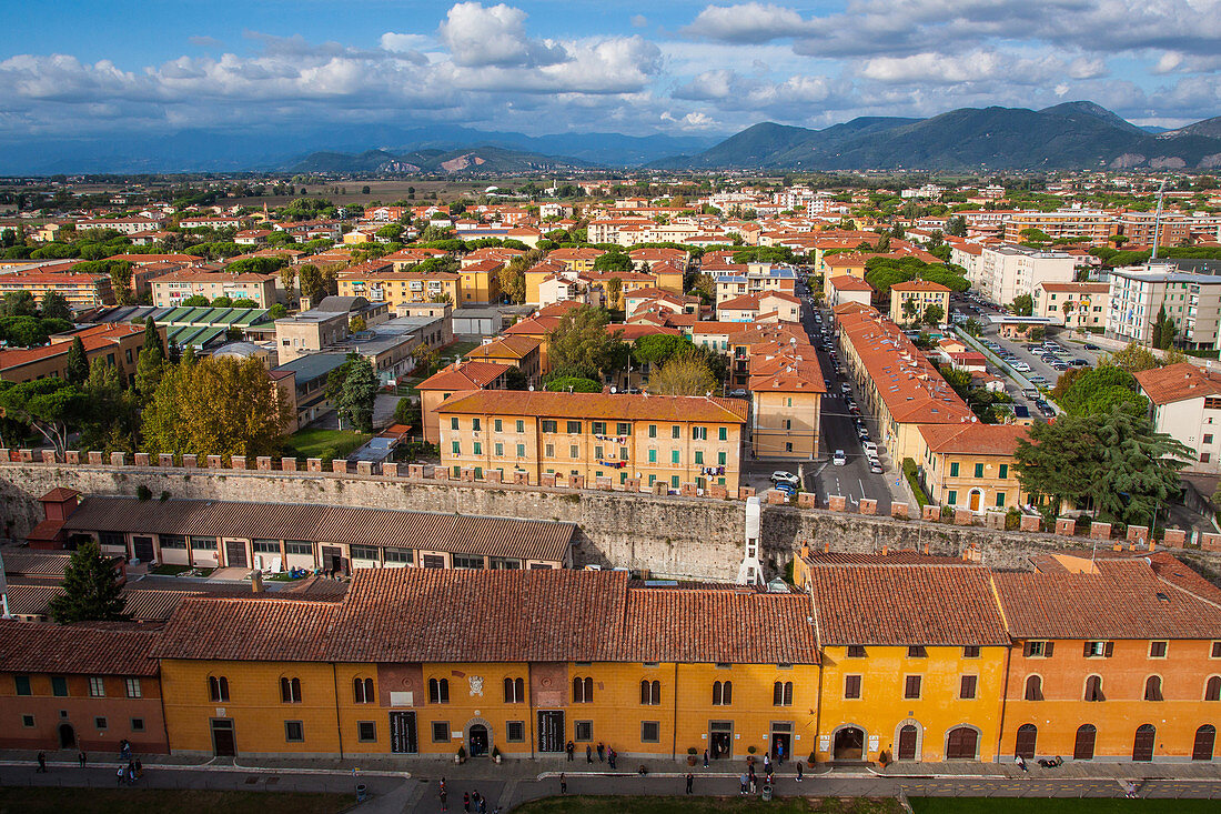 coucher de soleil sur pise depuis le dernier etage de la tour de pise, piazza del duomo, site inscrit sur la liste du patrimoine mondial de l'unesco, pise, toscane, italie, union europeenne