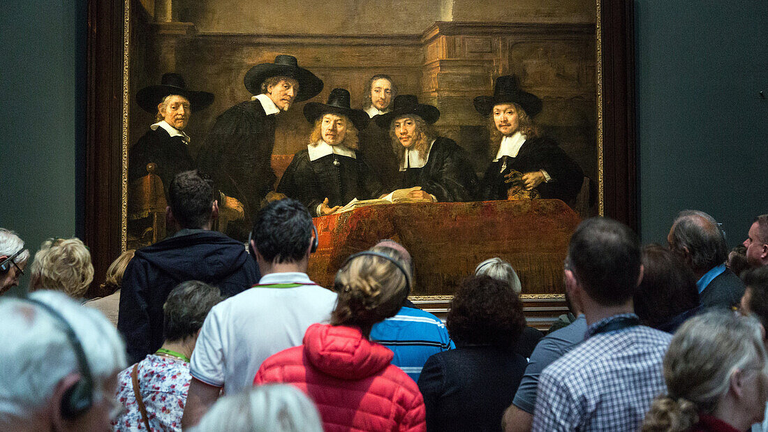 dense crowd in front of the painting 'the sampling officials' or 'syndics of the drapers' guild', rembrandt exhibition, rijksmuseum, amsterdam, holland