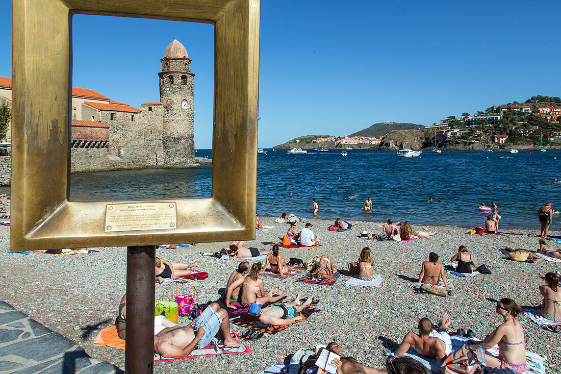 points 2 vue', marc-andre de figueres' empty frames, vacationers and tourists on the beach in front of the notre-dame-des-anges church, town of collioure, (66) pyrenees-orientales, languedoc-roussillon, france