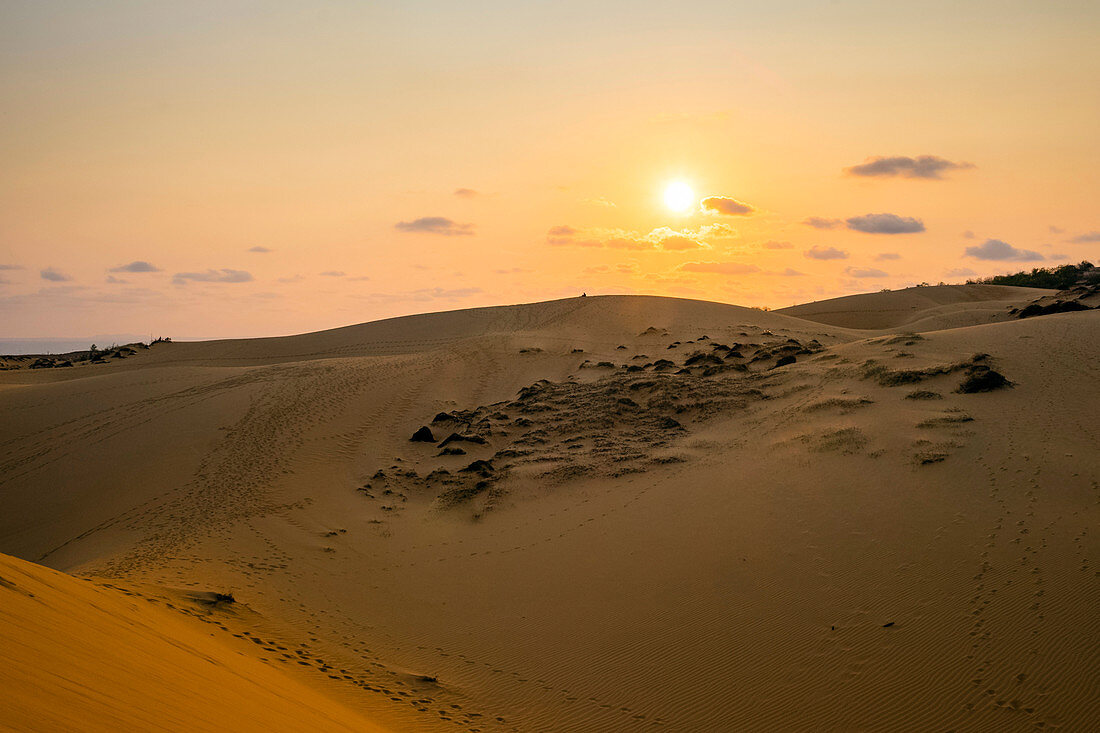 The sun sets over red sand dunes at M?i Né, Phan Thi?t, Bình Thu?n Province, Vietnam
