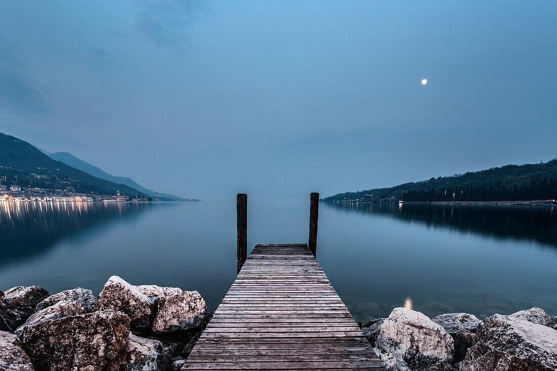 Steg am Ufer, Salo, Gardasee, Alpen, Lombardei, Italien