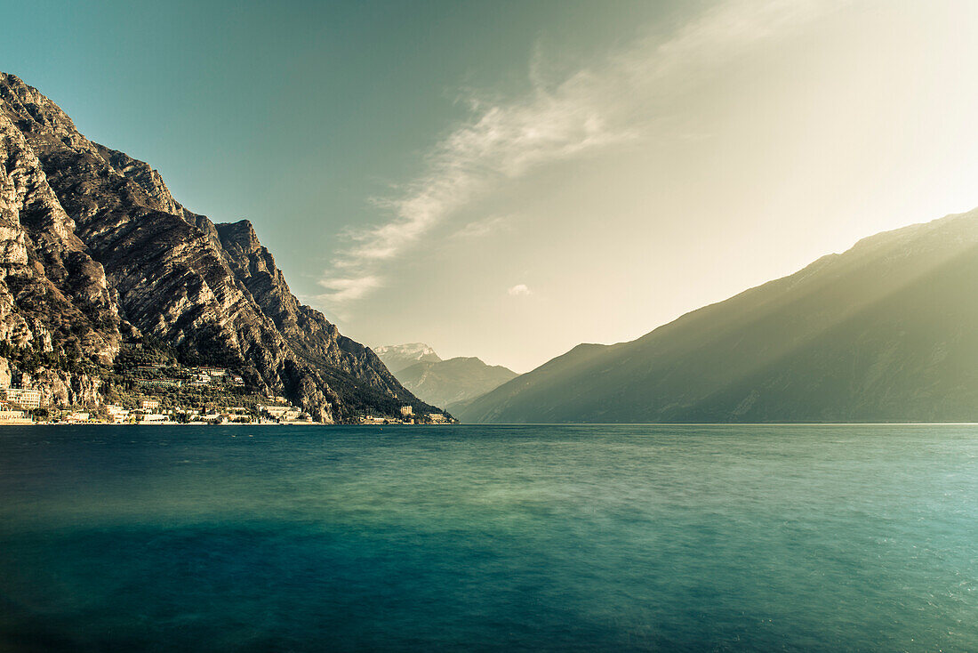 Ufer von Limone Sul Garda, Gardasee, Alpen, Lombardei, Italien