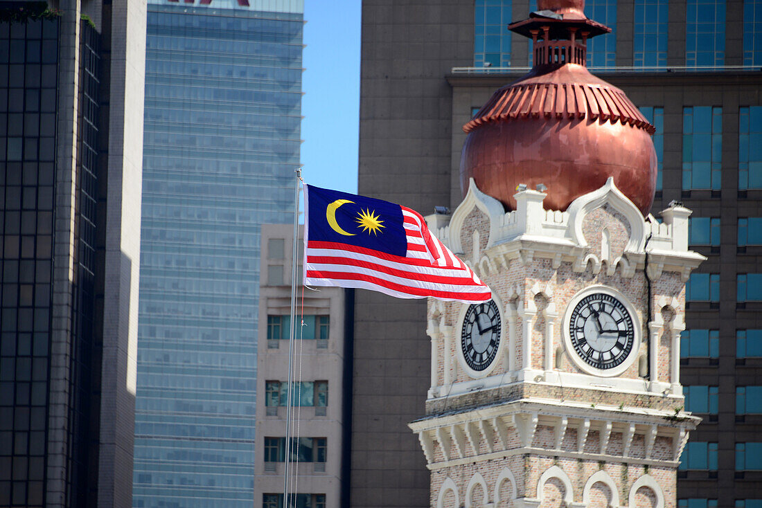 Uhrturm des Bangunan Sultan Abdul Samad am Merdeka Platz mit Flagge, Kuala Lumpur, Malaysia