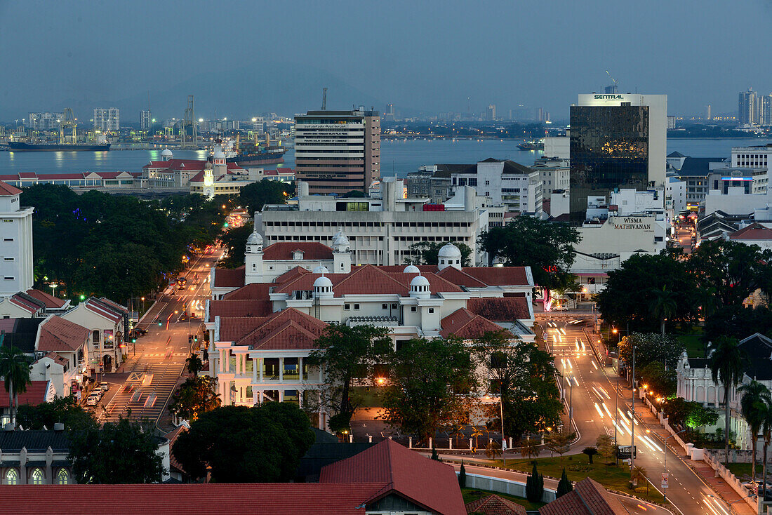 Abendlicher Blick auf Georgetown vom Bayview Hotel, Insel Penang, Malaysia