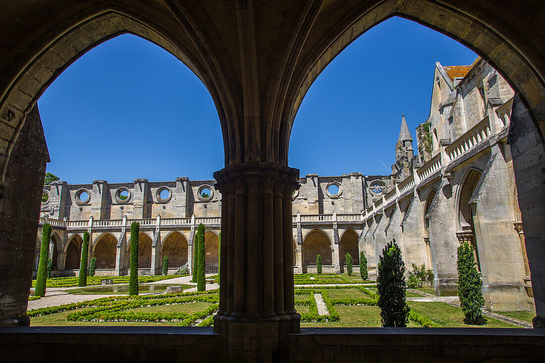 the cloister and its garden, royaumont abbey, asnieres sur oise, (95) val d'oise, ile de france