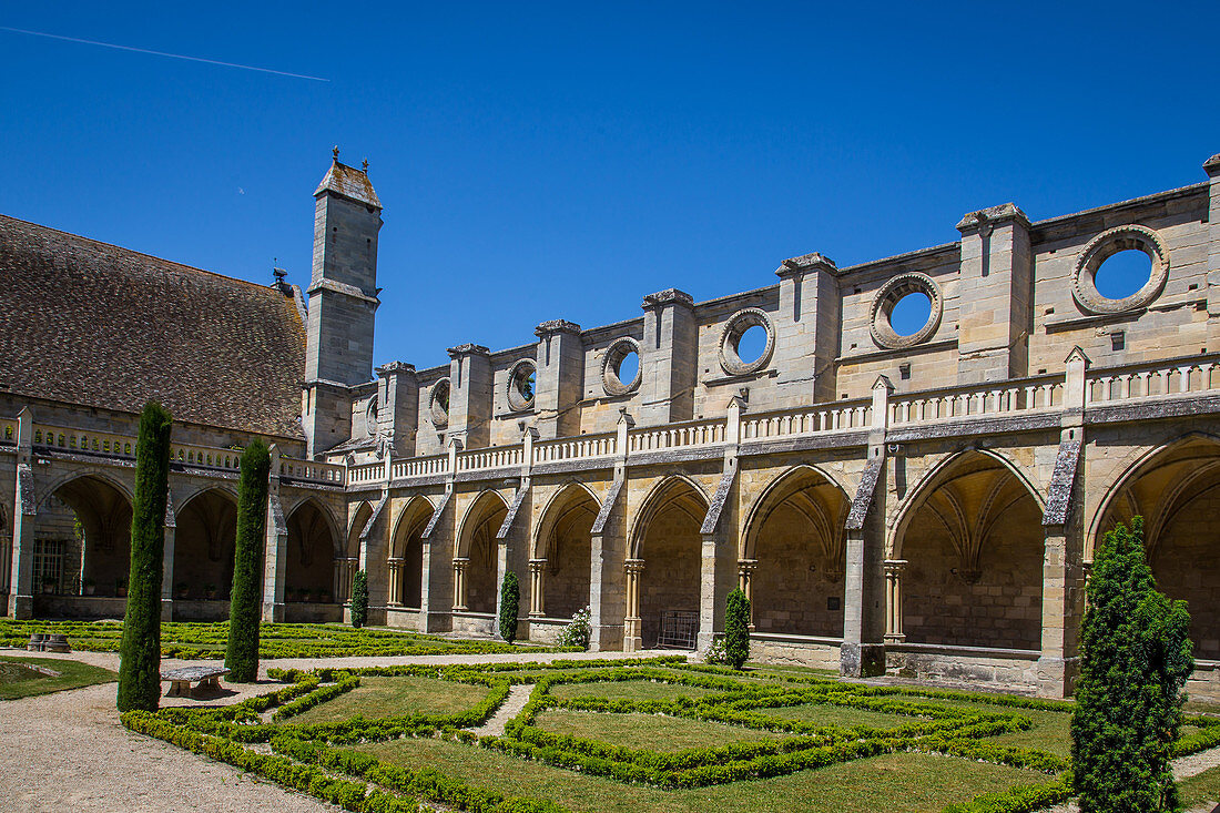 the cloister and its garden, royaumont abbey, asnieres sur oise, (95) val d'oise, ile de france