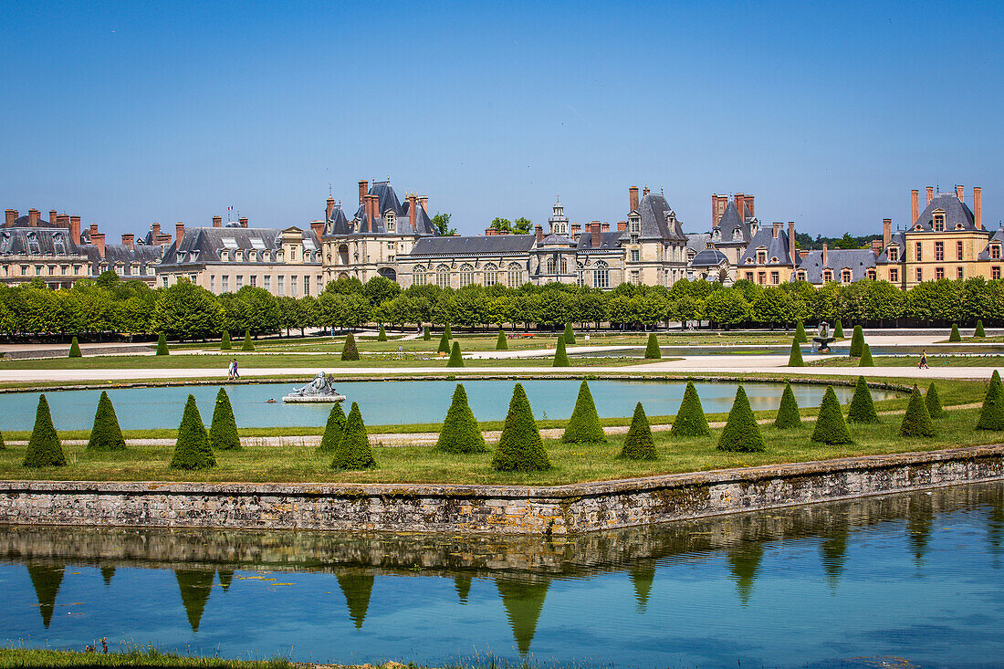 the grand parterre flowerbed, french-style gardens, chateau de fontainebleau national museum, palace and residence of the kings of france from francis i to napoleon iii, fontainebleau, (77) seine et marne, ile de france, france