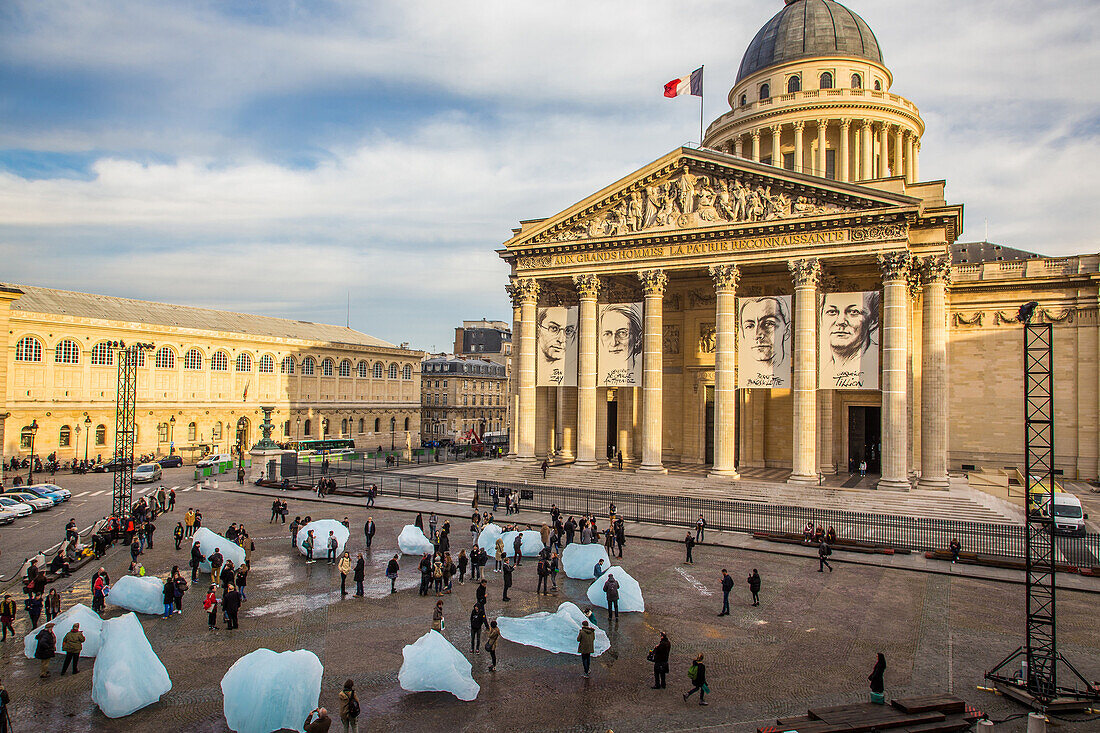 ice watch, une montre de glace constitue de  douze  icebergs du groenland devant le pantheon, installation de l'artiste islando danois, olafur eliasson symbolisant le rechauffement climatique, paris, 5 eme arrondissement, (75), ile de france