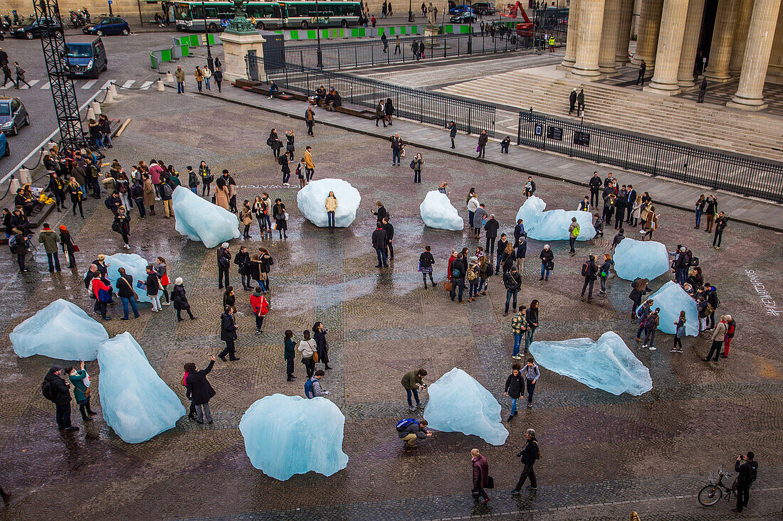 ice watch, une montre de glace constitue de  douze  icebergs du groenland devant le pantheon, installation de l'artiste islando danois, olafur eliasson symbolisant le rechauffement climatique, paris, 5 eme arrondissement, (75), ile de france