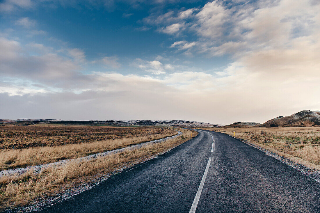 Straße in Südisland in Winter, Goldener Kreis, Südisland, Island