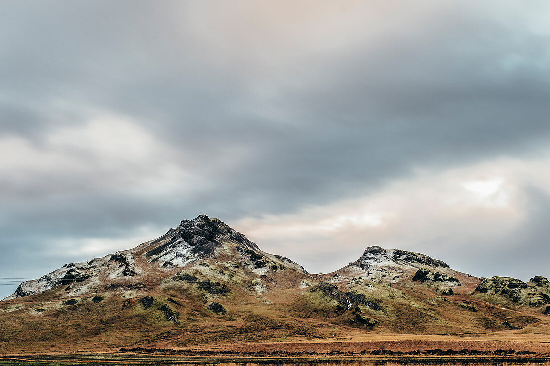 Hügel in Südisland, Berge in Winter, Goldener Kreis, Südisland, Island