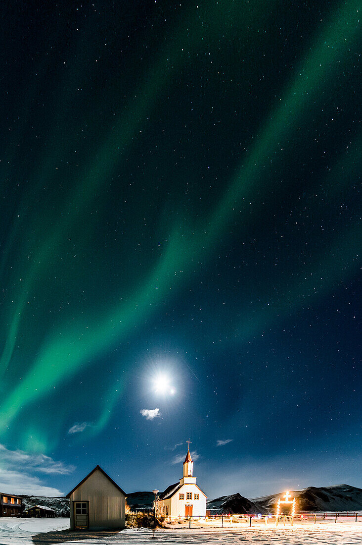 Polarlichter in der Nähe von Vik, Ringstraße, Kirche und Berge, Vik, Island