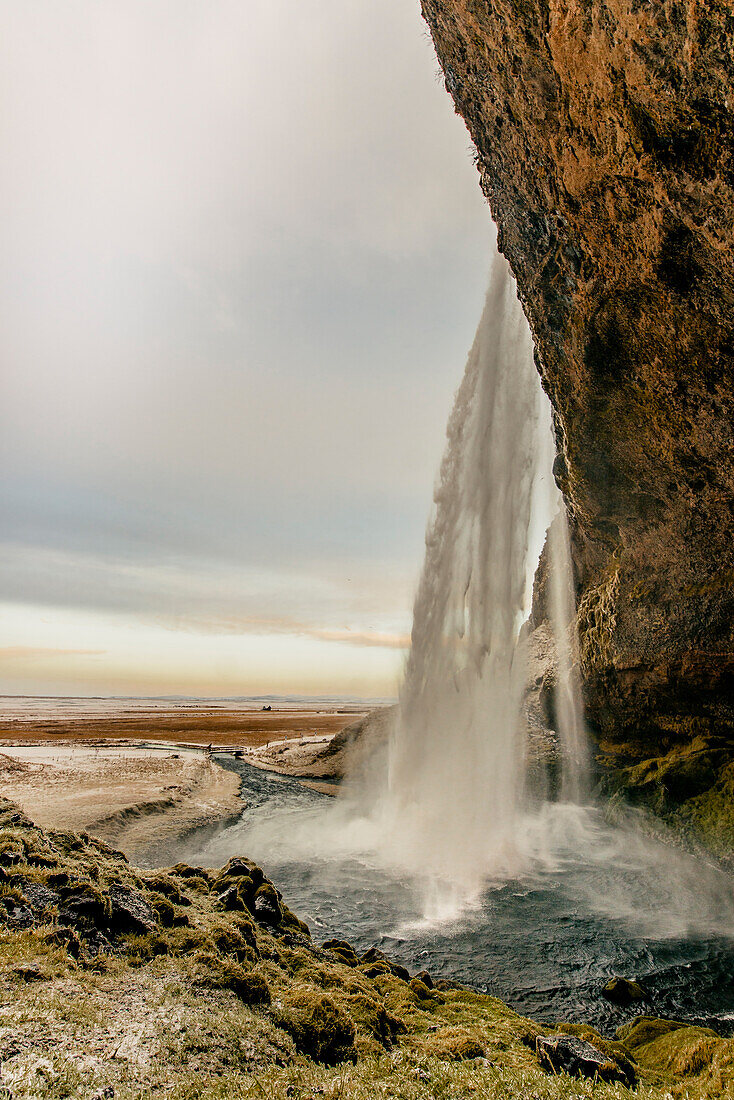 Seljalandsfoss, Wasserfall in Südisland in Winter bei Sonnenuntergang, Island