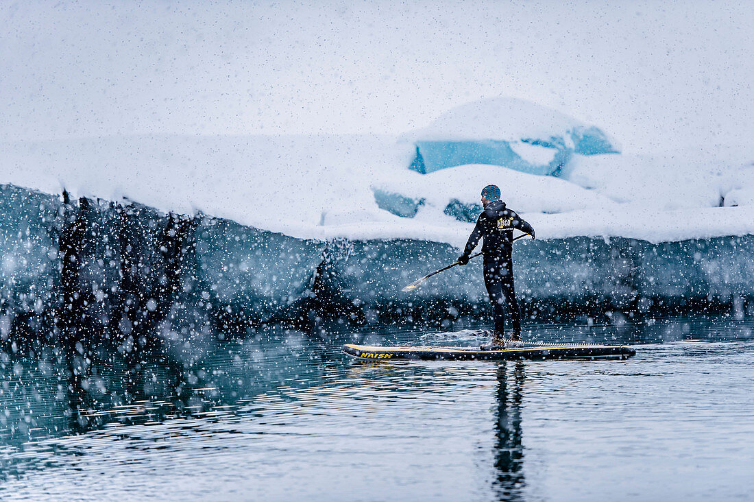 Mann beim Stand Up Paddling, Gletschersee Jökulsarlon am Vatnajökull, Island