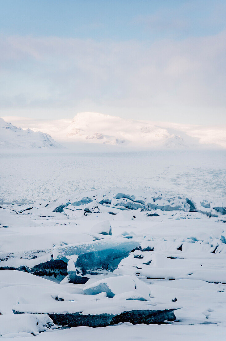 Jökulsarlon bei Sonnenuntergang, Eisberge im Gletschersee, Vatnajökull Gletscher in Winter, Island