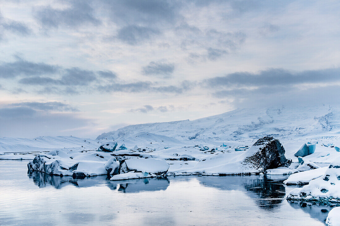 Jökulsarlon, Eisberge bei Sonnenuntergang, Eis, Gletschersee, Vatnajökull Gletscher, Winter, Island