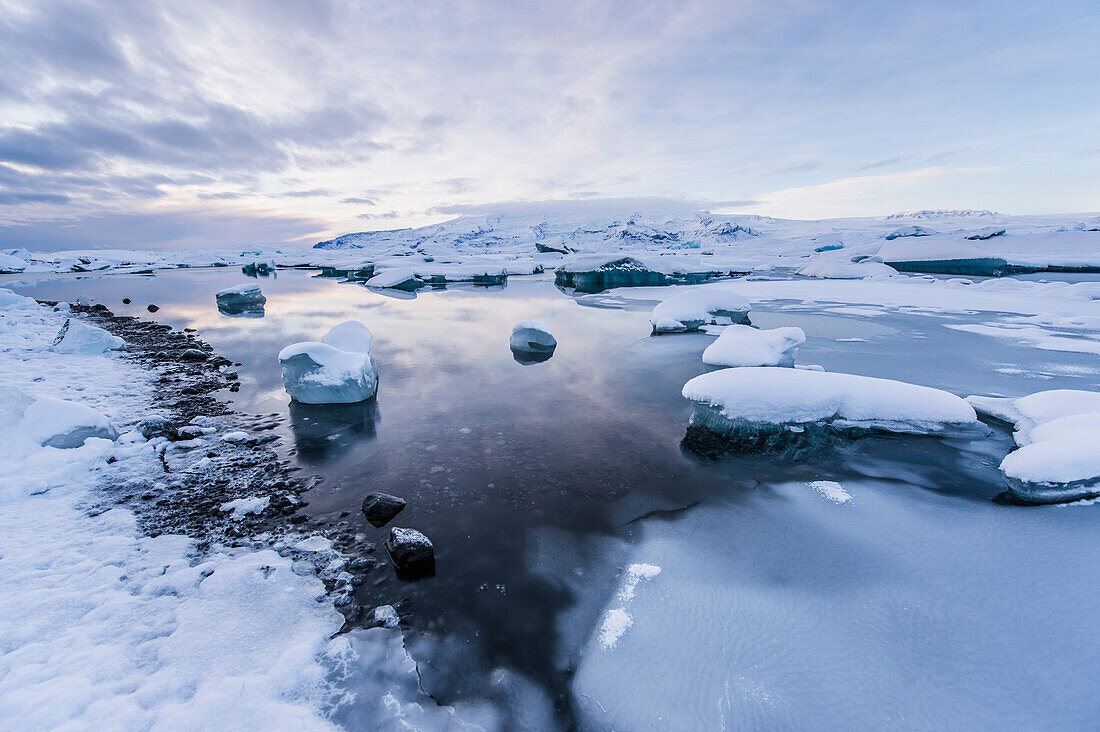 Jökulsarlon, Eisberge bei Sonnenuntergang, Eis, Gletschersee, Vatnajökull Gletscher, Winter, Island