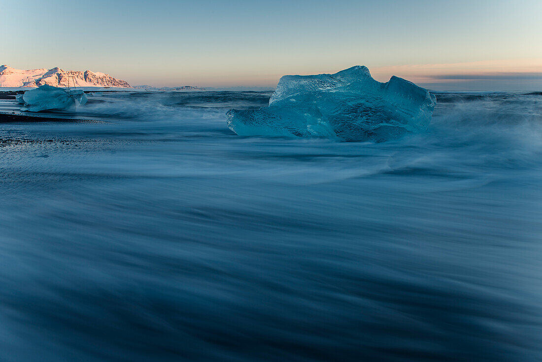 Jökulsarlon, Eisberge am Strand bei Sonnenaufgang, Eis, Kalt, Gletschersee, Vatnajökull Gletscher, Winter, Island