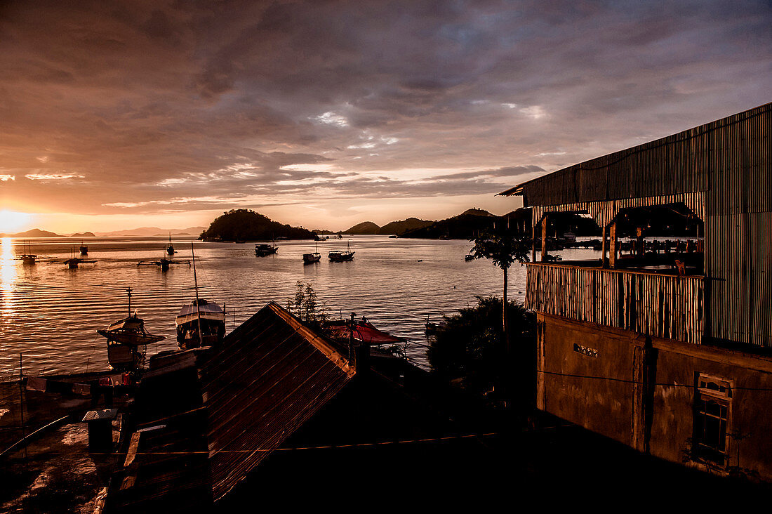 Hafen bei Sonnenuntergang, Labuan Bajo, Insel Flores, Ost-Nusa Tenggara, Indonesien