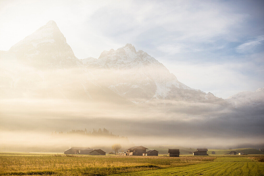 Ehrwalder Sonnenspitze im Nebel, Morgenstimmung, Blick von Ehrwald, Mieminger Kette, Zugspitze, Alpen, Tirol, Österreich