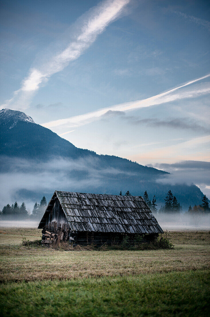 Hut between Ehrwald and Biberwier, Mieminger Range, Zugspitze, Alps, Fog, Tyrol, Austria