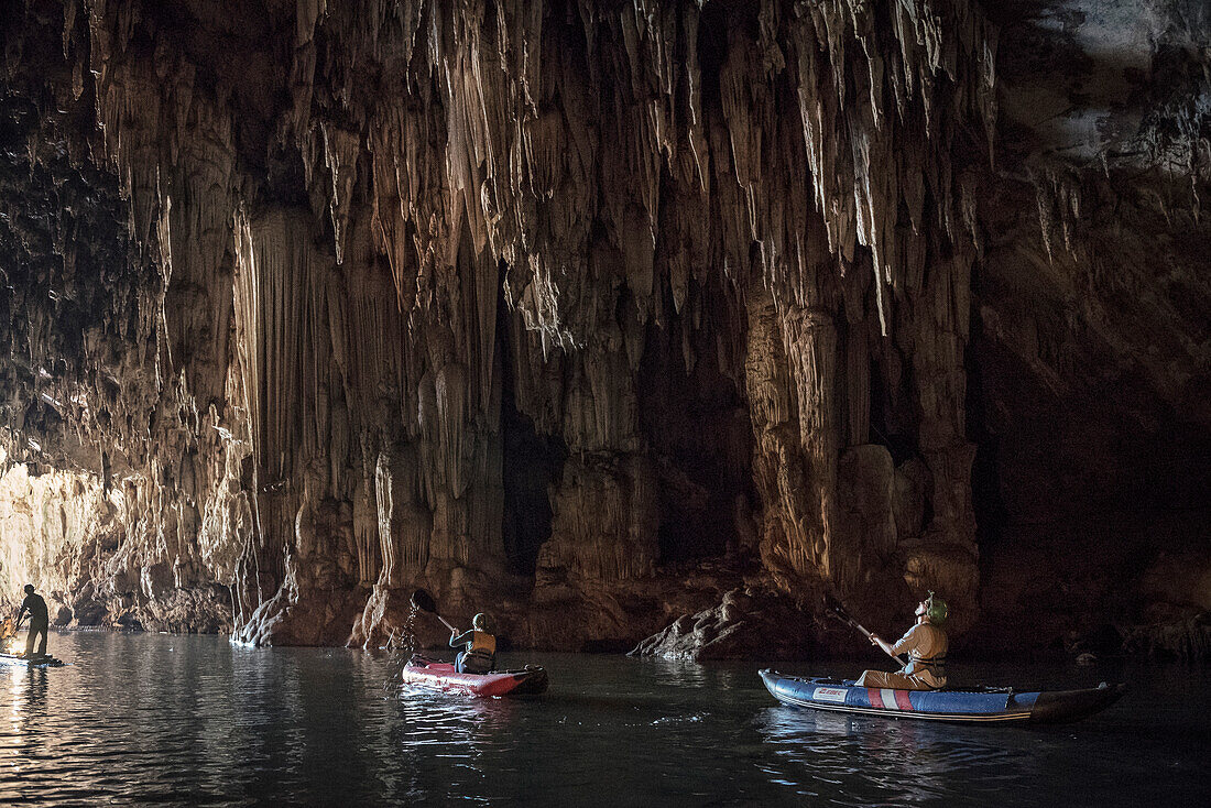 Touristen mit Kajak paddeln durch Tham Lot Höhle, Thailand, Südost Asien