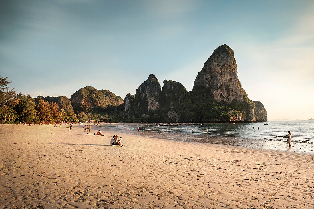 Menschen genießen Sonnenuntergang Rai Leh Strand, Bucht von Pha Nga, Krabi Provinz, Andamanen Küste, Thailand, Südost Asien