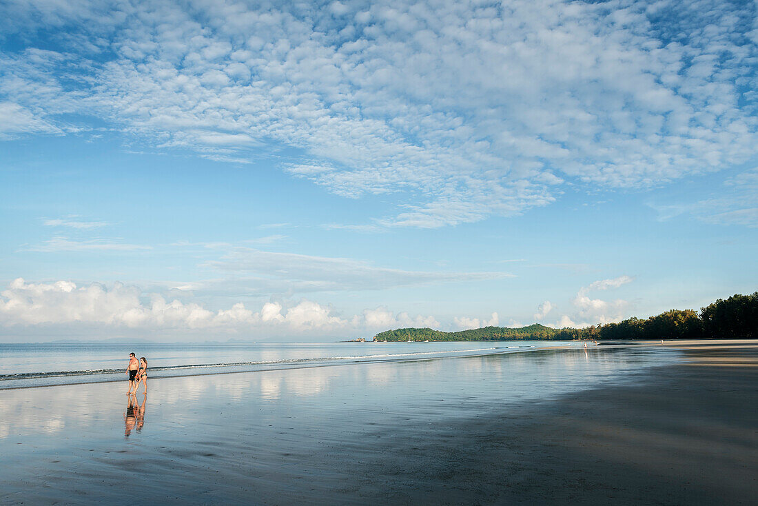 Strandspaziergänger am Long Beach Ao Yai, Ko Phayam, Andamanensee, Thailand, Südost Asien