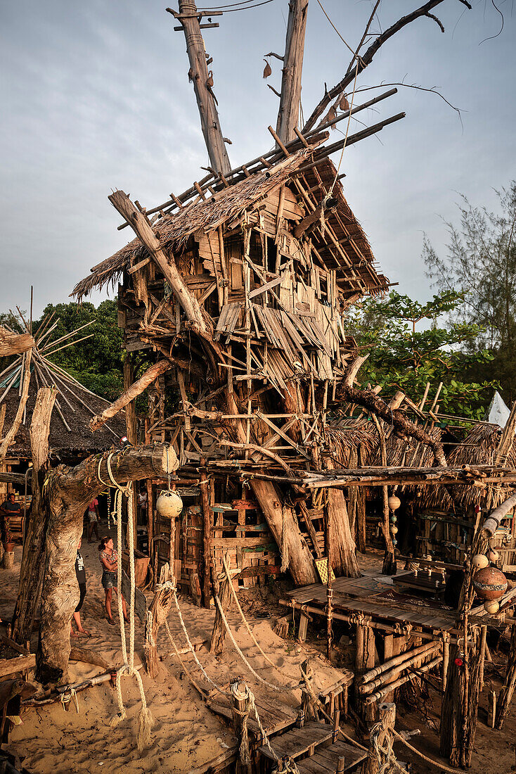 die sog. Hippie Bar in Form eines Piratenschiffs in der Büffel Bucht Ao Khao Kwai, Ko Phayam, Andamanensee, Thailand, Südost Asien