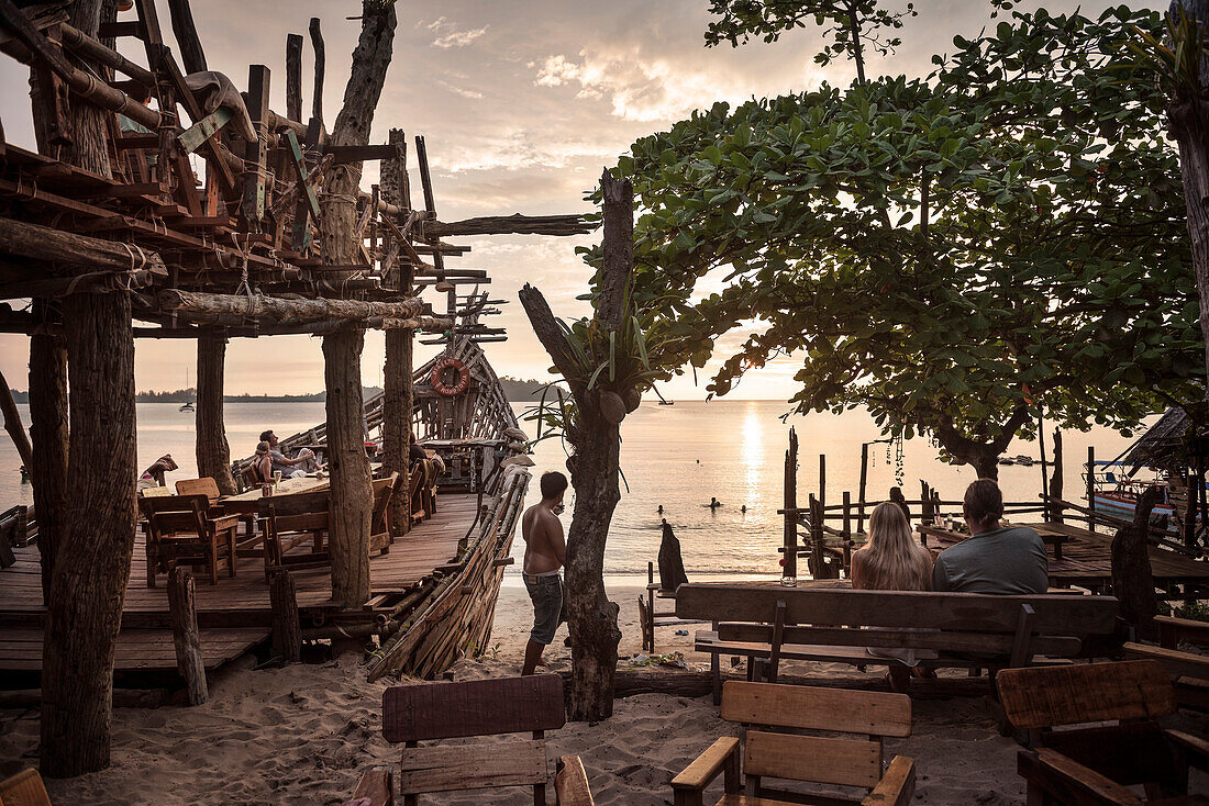 Sonnenuntergang an der sog. Hippie Bar in Form eines Piratenschiffs in der Büffel Bucht Ao Khao Kwai, Ko Phayam, Andamanensee, Thailand, Südost Asien
