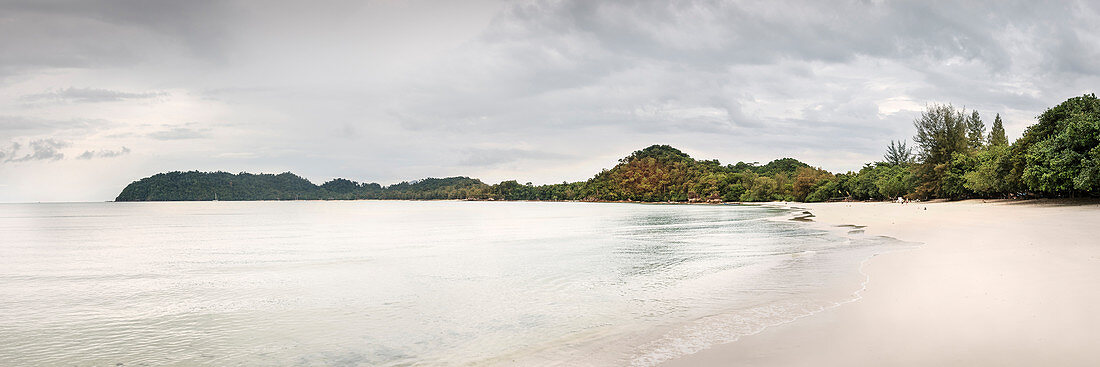 weißer Sandstrand mit klarem Wasser, Büffel Bucht Ao Khao Kwai, Ko Phayam, Andamanensee, Thailand, Südost Asien