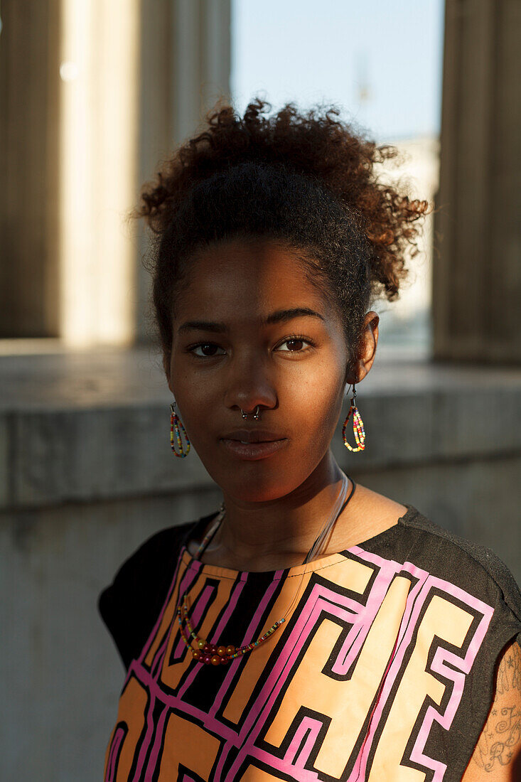 Portrait einer jungen afroamerikanische Frau am Königsplatz, München, Bayern, Deutschland