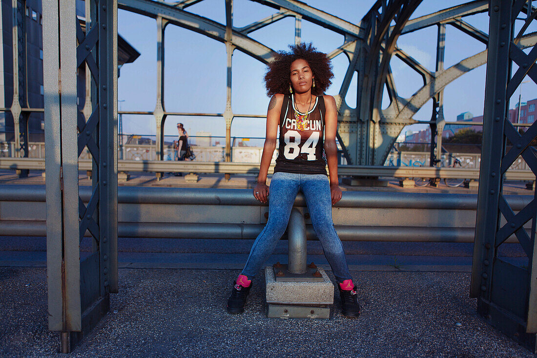 Grafisches Bild einer jungen afroamerikanischen Frau auf Brücke mit Stahlträgern, Hackerbrücke, München, Bayern, Deutschland