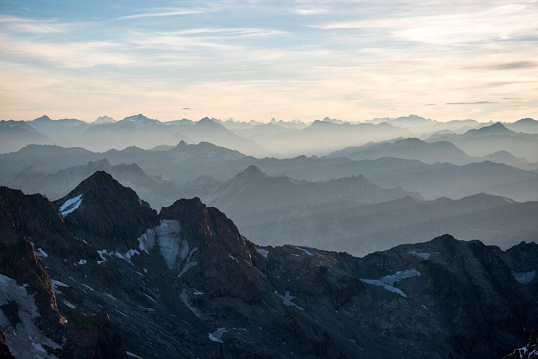 Morgedämmerung im Aufstieg zur Barre des Ecrins mit Blick über die Westalpen bis zum Matterhorn, Nationalpark Ecrins, Dauphiné, Frankreich