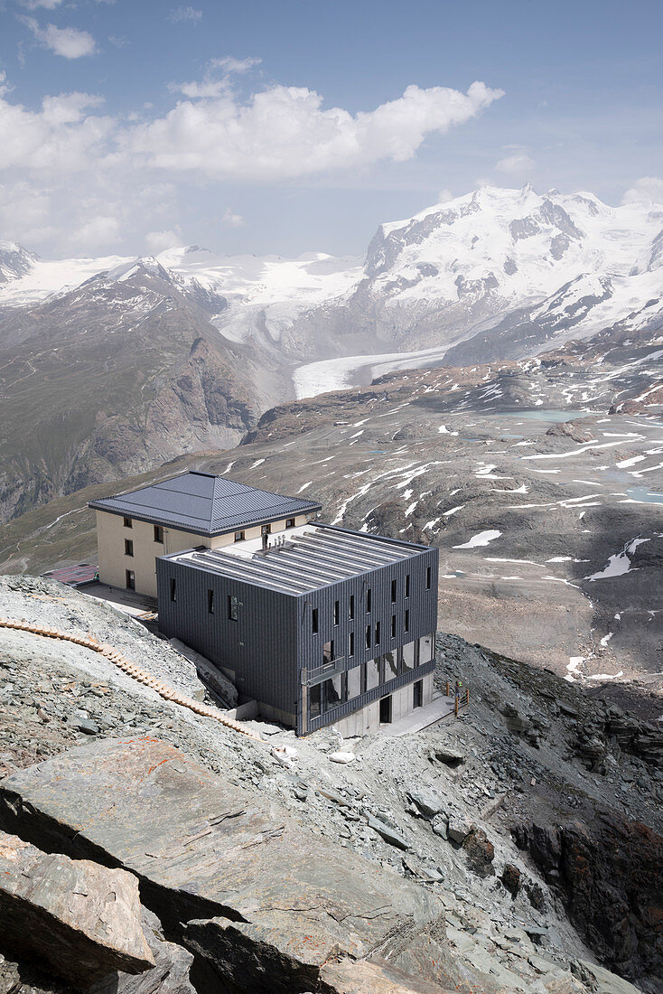 Die neu renovierte Hörnlihütte am Fuss des Matterhorns, Walliser Alpen, Kanton Wallis, Schweiz