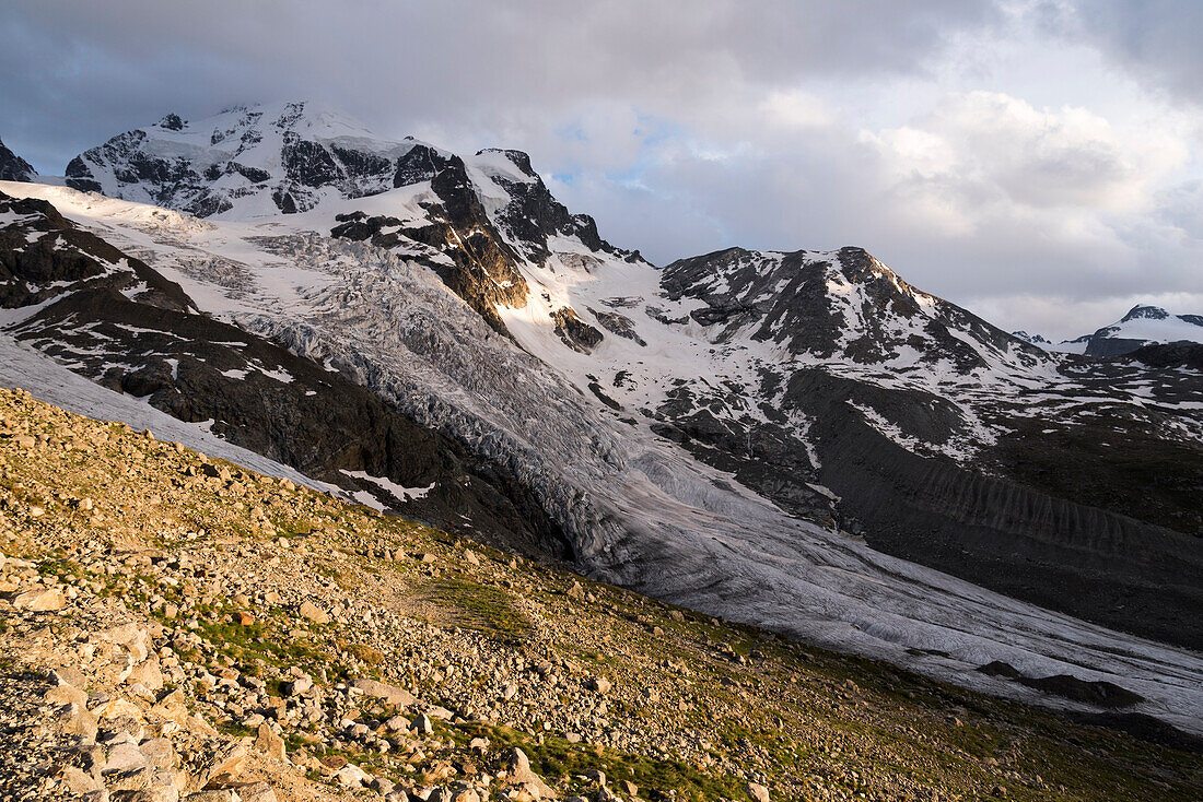 Der Tschiervagletscher mit dem Piz Roseg links im Hintergrund, Berninagruppe, Zentrale Ostalpen, Katon Graubünden, Schweiz