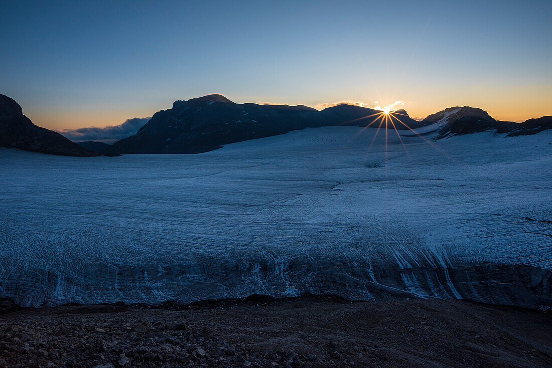 Der Plaine-Morte-Gletscher am frühen Morgen, Berner Alpen, Kantone Bern und Wallis, Schweiz