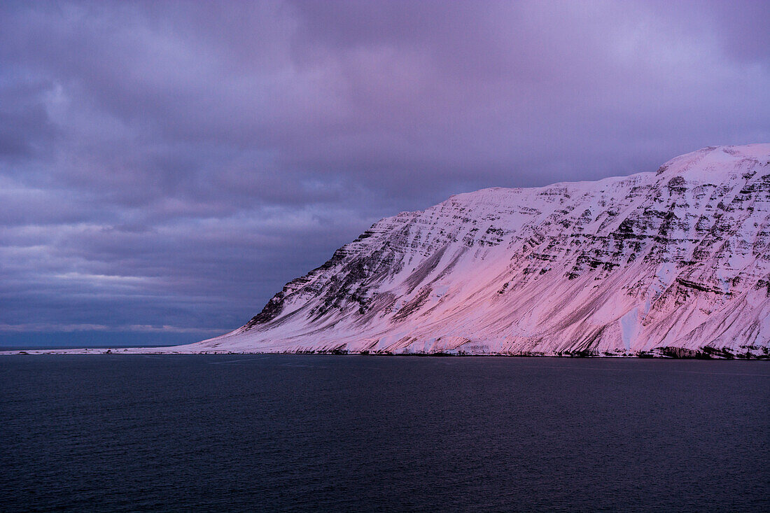 Abendrot am Nesnúpur am nördlichsten Zipfel von Tröllaskagi respektive der Troll-Halbinsel, Island