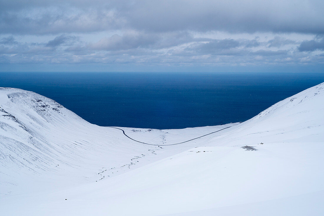 Blick durch das Tal namens Mánárdalur auf das offene Meer der Grönlandsee in der Nähe von Siglufjörður, Tröllaskagi respektive Troll-Halbinsel, Island