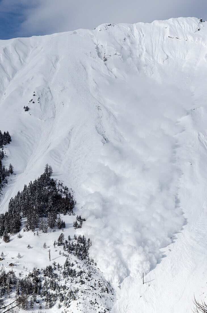 Eine künstlich ausgelöste Katastrophenlawine donnert über das Testgelände des Schweizer WSL-Instituts für Schnee- und Lawinenforschung (SLF) im Vallée de la Sionne, westliche Berner Alpen, Kanton Wallis, Schweiz