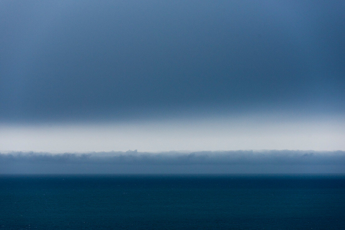 Wolken und Nebelbank über der Grönlandsee vor Spitzbergen, Svalbard Archipel, Norwegen