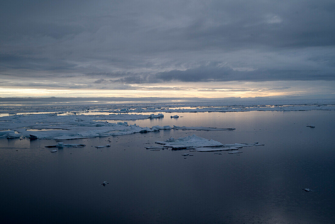 Abendstimmung im Packeis nördlich von Spitzbergen, Svalbard Archipel, Norwegen