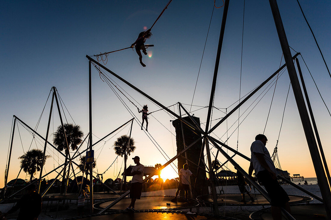 Hüpfburg mit Kindern und Palmen im Hintergrund zum Sonnenuntergang, Clearwater Beach, Florida, USA