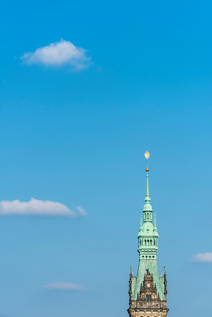 Die Spitze des (112m hohen) Turmes des im historistischen Stil der Neorenaissance gebauten Hamburger Rathauses, Hamburg, Deutschland