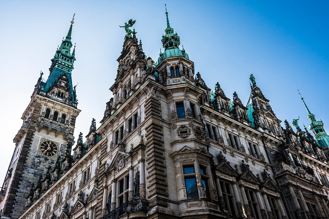 Das im historistischen Stil der Neorenaissance gebaute Hamburger Rathaus mit dem (112m hohen) Turm, Hamburg, Deutschland