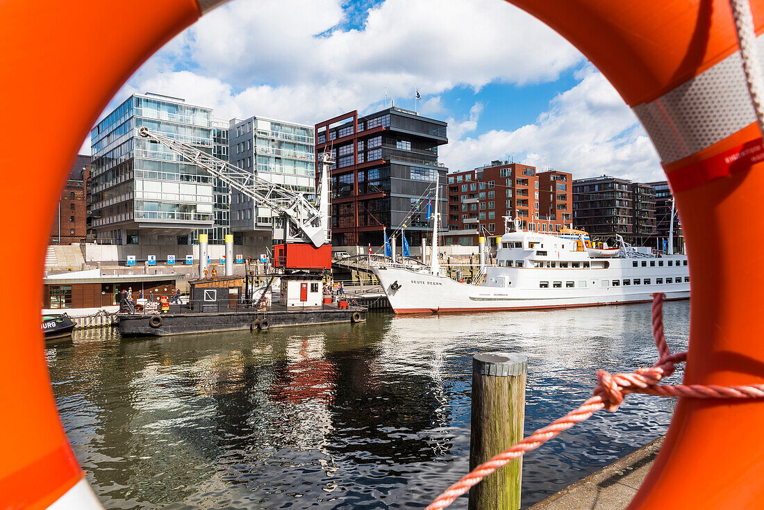 Blick durch einen Rettungsring auf den Traditionsschiffhafen mit alten Kränen und Schiffen, umgeben von modernen Wohn und Bürohäusern, Hafencity, Hamburg, Deutschland